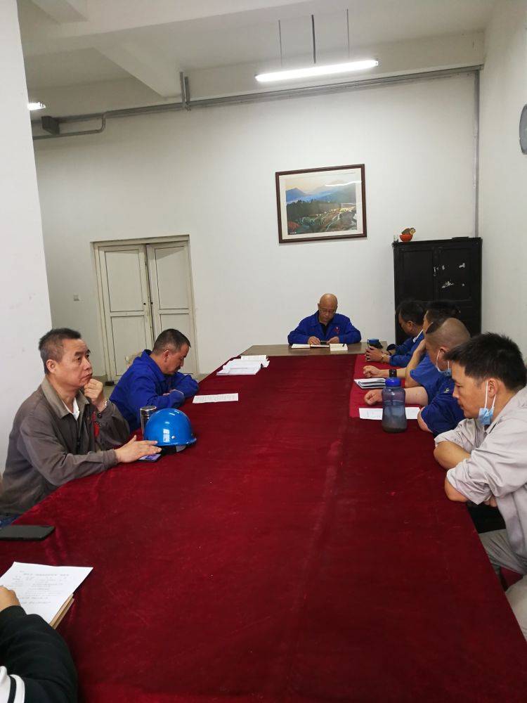 機(jī)加裝配黨支部召開(kāi)全體黨員大會(huì)，組織主題教育學(xué)習(xí)。